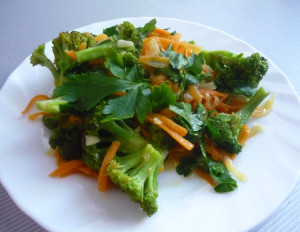 salat-iz-brokkoli-morkovi-i-luka
