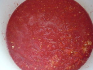 molotye-pomidory-s-hrenom-chesnokom-pertsem-i-pripravami